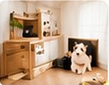 犬がくつろぐ木製家具のある部屋
