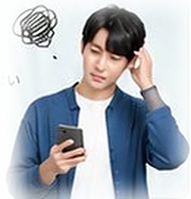 スマートフォンを持って悩む男性